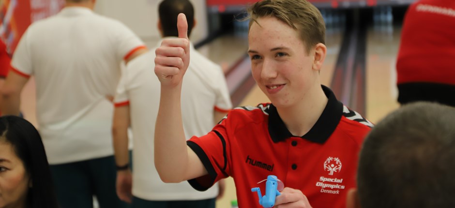 Ung bowlingspiller giver en thumbs up. Foto: Parasport Danmark