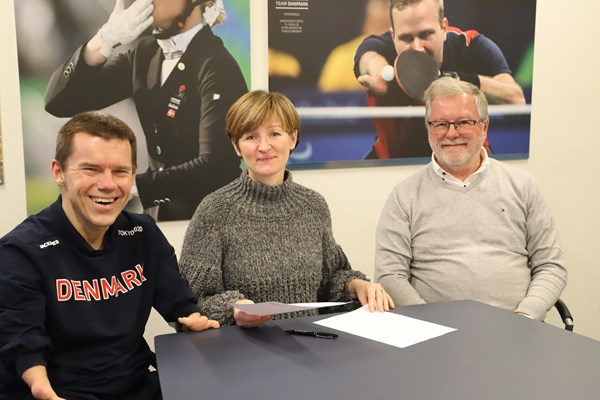 Fra venstre: Formand for Parasport Danmark, John Petersson, formand for DGI, Charlotte Bach Thomassen, og formand for DAI, Peer Huniche, underskriver samarbejdsaftale om Bevæg dig for Livet – Parasport og Idræt for Sindet. 21. december 2021