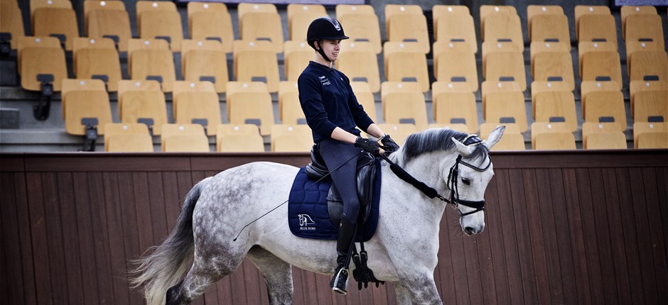 Tobias Thorning Jørgensen rider på sin hest Jolene på Blue Hors-arenaen