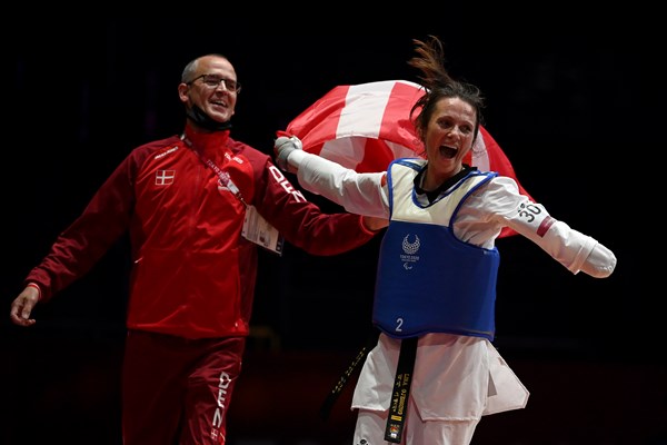 Lisa Kjær Gjessing og træner Bjarne Johansen fejrer PL-guldet. PL-opmærksomheden har givet bedre forhold for para-taekwondo: - FOTO: LARS MØLLER
