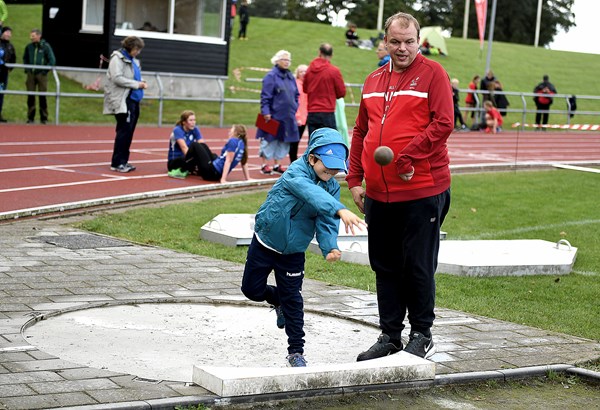 Kulgestøder Ronni Jensen træner en dreng ved rekrutteringsdagen Paralympic Day i 2016: - FOTO: LARS THOMSEN