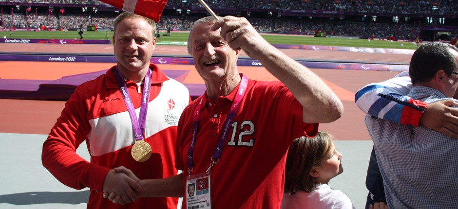 JYSK-grundlægger Lars Larsen har fulgt de danske para-atleter tæt igennem alle årene. Her fejrer han kuglestøder Jackie Christiansens guldmedalje ved de Paralympiske Lege i London i 2012. Foto: Lars Møller.