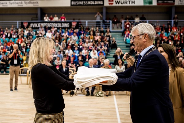 Koldings borgmester, Knud Erik Langhoff, overdrager Special Olympics-flaget til borgmester i Frederikshavn Kommune, Birgit S. Hansen, ved afslutningsceremonien i Kolding i maj 2022. Foto: Lasse Lagoni.