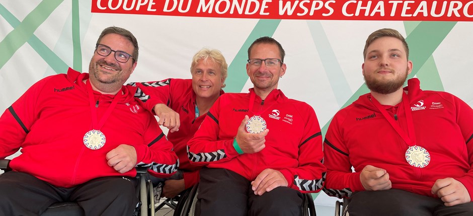 De danske herrer vandt to holdmedaljer. Fra venstre Jens Frimann, landstræner Jonas Jacobsson, Jan Winther og Kasper Lousdal.