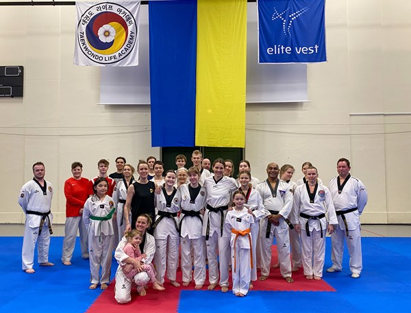 Med støttearrangementet ‘Taekwondo for peace’ i Ceres Arena den 5. marts fik Lisa Kjær Gjessing og Bjarne Johansen samlet over 21.000 kr. ind til de ukrainske taekwondokæmpere.