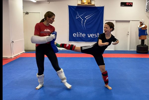 Lisa Kjær Gjessing og Vika Marchuk har været dominerende skikkelser i parataekwondo i en årrække, og selvom de ikke kæmper i samme vægtklasse, har de nydt godt af hinandens sparring i Aarhus.