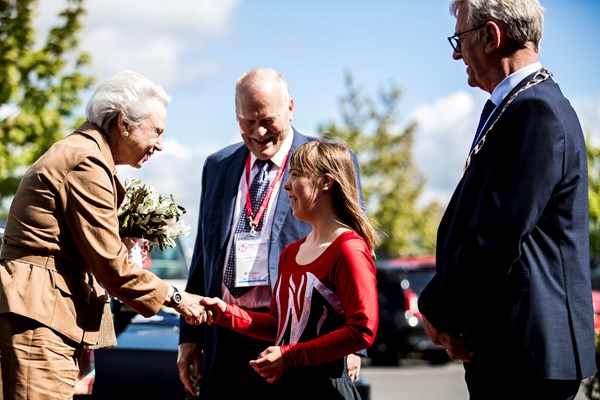 Gymnast Emilie Hansen overrækker blomster til H.K.H. Prinsesse Benedikte. Foto: Lasse Lagoni.