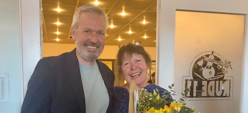 Direktør i Parasport Danmark, Ivan Løvstrup, overrakte check og blomster til Mona Bober.