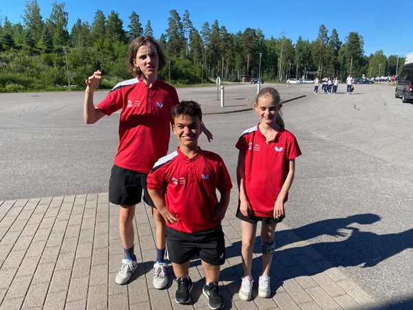 Den danske bordtennistrio. Fra venstre Johannes Rise, Aksel Sainoski og Freja Juhl Larsen.