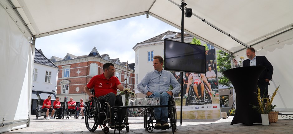 Landstræner Jason Regier (tv.), eventansvarlig Torben Nygaard (i midten) og 1. Viceborgmester i Vejle Dan Arnløv Jørgensen tog sig af lodtrækningen til VM i kørestolsrugby.