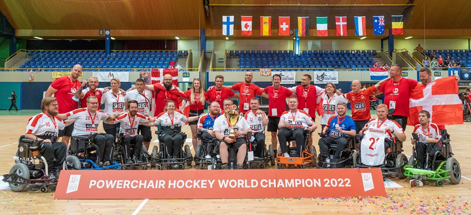 Det danske landshold i Powerchair Floorball med VM-guldet i Schweiz.