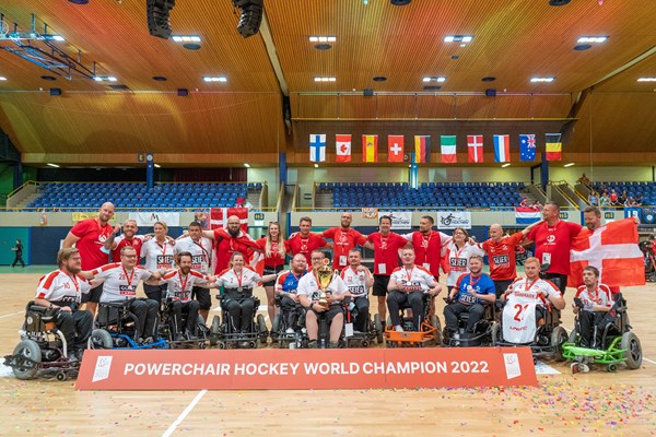 Det danske landshold fejrer VM-triumfen i Powerchair Floorball. Privatfoto.