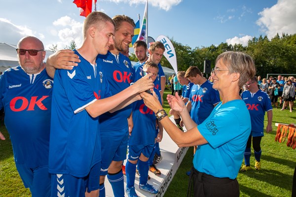 Hernings borgmester, Dorte West, uddeler medaljer.