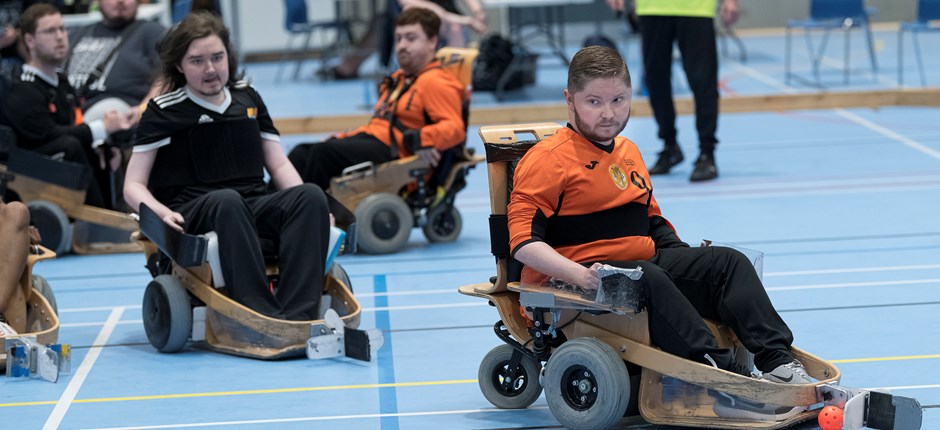 El-hockey formand Alexander Ibsen (med bolden), synes det er enormt vigtigt, at parasporten deltager i DM-ugen sammen med almenidrætten.