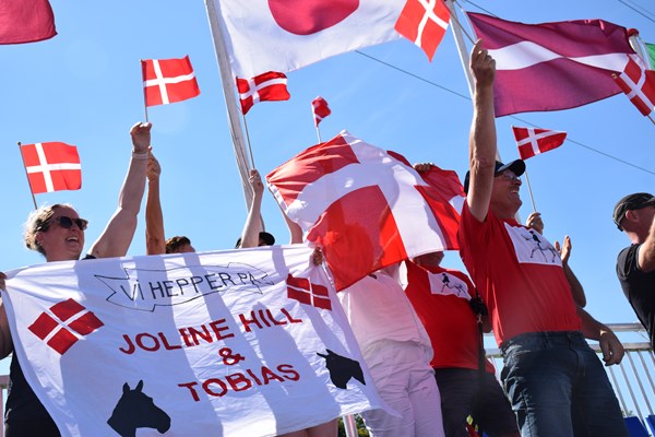 Tobias Thorning Jørgensens familie-fanklub skaber stemning på lægterne med flag og flotte bannere.