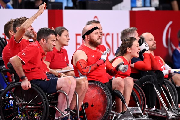 Når Leon Jørgensen ikke er på banen, har han en fast position ved siden af landstrænerteamet på sidelinjen. Foto: Lars Møller.