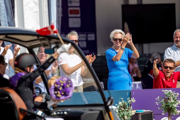 Prinsesse Benedikte og Parasport Danmark-formand John Petersson fejrer de danske ryttere. FOTO: HIPPO FOTO - SHARON VANDEPUT