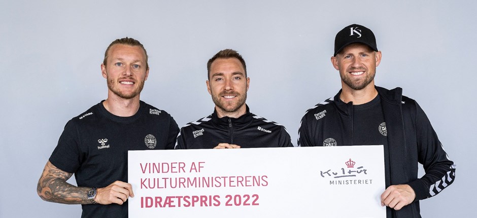 Foto: Kjær, Schmeichel og Eriksen med checken. Foto: Fodboldbilleder.dk