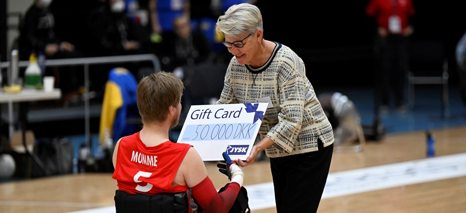 Kristine Brunsborg overrækker JYSK's Bring Dedication-legat til Kaare Momme Nielsen. Foto: Lars Møller for Parasport Danmark.