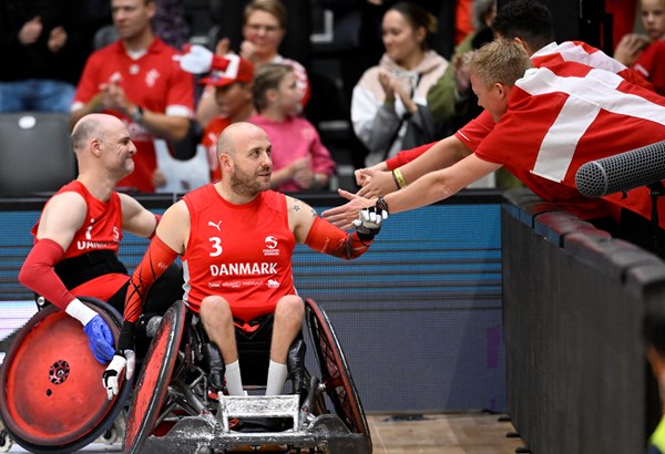 Thomas Pagh og anfører Leon Jørgensen takker de danske tilskuere for opbakningen. Foto: Lars Møller.