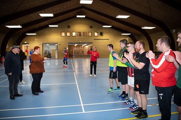 Mona Wejlgaard taler til Special Olympics-spillerne. Foto: Thomas Sjørup.