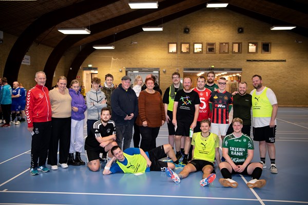 Herreholdet er et unified-hold, der består af Special Olympics-spillere og partnere uden handicap. Her ses hele holdet sammen med Mona og flere fra Kennis familie. Foto: Thomas Sjørup.