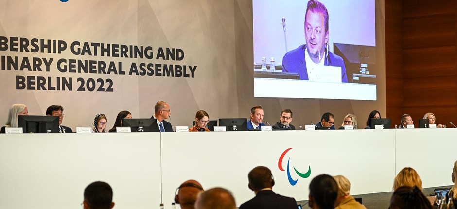 IPC's bestyrelse med præsident Andrew Parsons i spidsen på den ekstraordinære generalforsamling den 16. november 2022. Næstyderst til højre ses Parasport Danmarks formand, John Petersson, der er medlem af IPC's bestyrelse. Foto: Ralf Kuckuck, IPC.