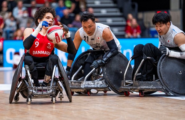 Kristian Bak Eriksen jagtes af japanske spillere under bronzekampen. FOTO: LARS MØLLER