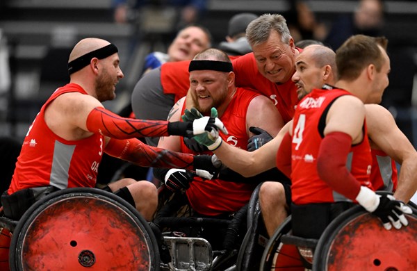 De danske spillere fejrer sejren over Frankrig i kvartfinalen ved VM i kørestolsrugby i Vejle. Foto: Lars Møller.