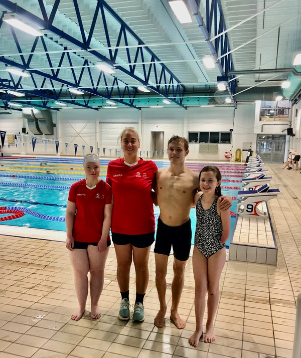 Amalie vil inspirere og hjælpe unge parasvømmere på vej. Derfor er hun nu begyndt som talenttræner i Team Rising Stars i Aarhus.