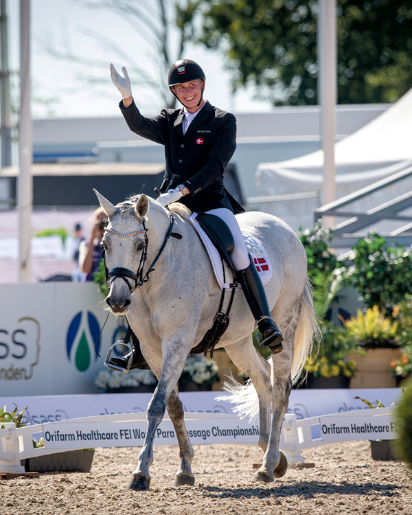 Tobias Thorning Jørgensen og hesten Jolene fejrer VM-guldet foran hjemmepublikummet i Herning
