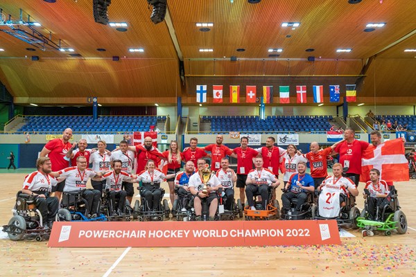 Landsholdet i powerchair Floorball med pokalen som det synlige bevis på, at VM-triumfen er sikker.