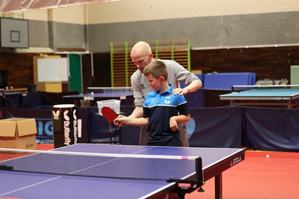 Projektleder og landstræner Christoffer Pedersen hjælper Alexander Persson ved Rising Stars-træning i bordtennis. Foto: Parasport Danmark