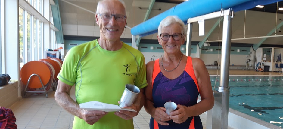 Birthe Stormark i sit naturlige element i svømmehallen sammen med hendes mand Dag, der også er svømmeinstruktør i Parasport Aalborg.
