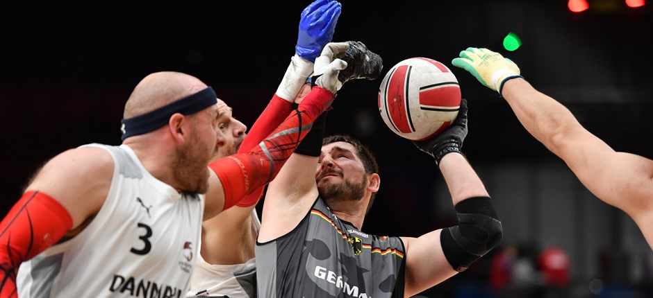 Det danske landshold i kørestolsrugby håber på at kunne spille med om medaljerne ved EM i Cardiff fra den 3.-7. maj. Her er Danmark i kamp mod Tyskland ved EM i 2022, hvor det blev til dansk bronze. Foto: Laurent Bagnis.