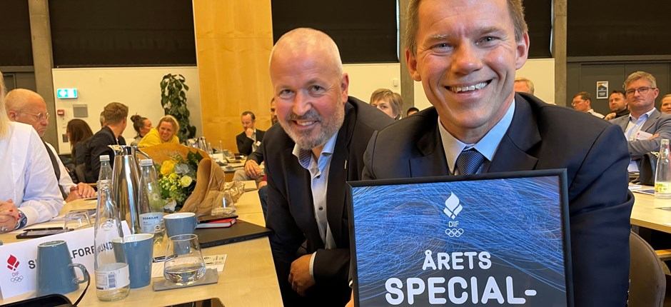 Formand John Petersson og direktør Ivan Løvstrup med det synlige bevis på anerkendelsen. Foto: Jacob Andersen/DIF