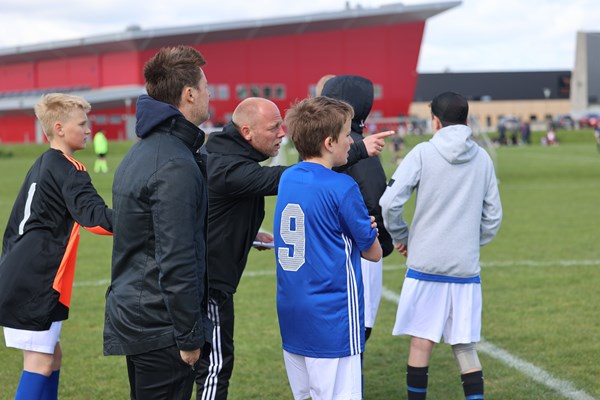 Træner Martin Svendsmark Hansen coacher sine spillere fra Tårnbygårdsskolen.