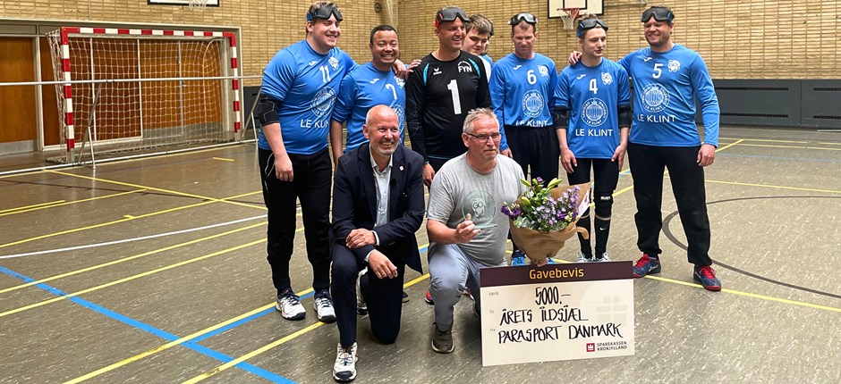 Leif Torstensen blev fejret af spillere og trænere i Goalball Klub Odense og Parasport Danmarks direktør Ivan Løvstrup.