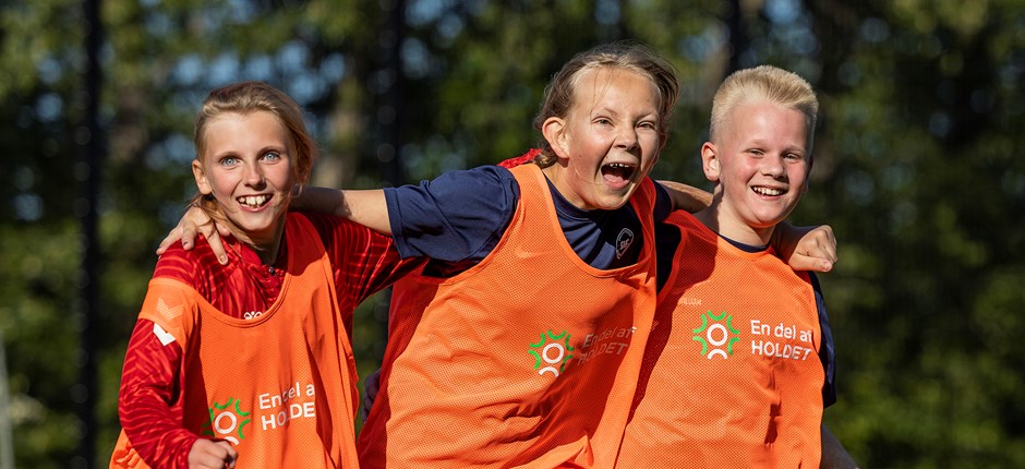En del af holdet er et tilbud om fodbold til børn og unge med særlige behov. Her ses nogle af børnene fra holdet i Snekkersten IF. Foto: Anders Kjærbye.