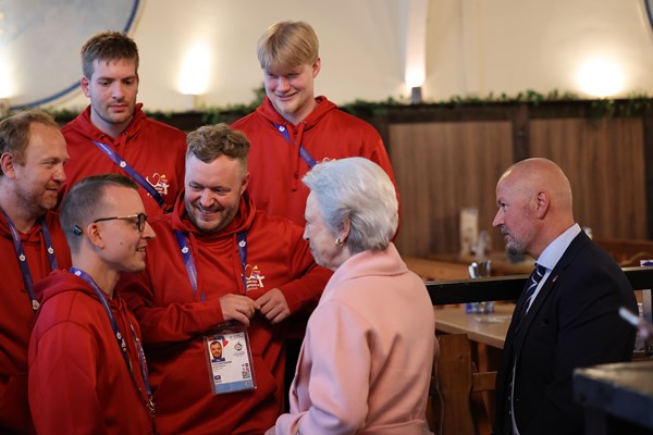 H.K.H. Prinsesse Benedikte hilser på håndboldspiller Denis Prce og unified partner Jakob Mathiasen.