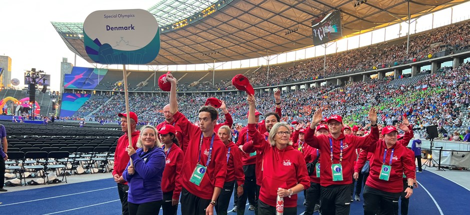 Den danske delegation vinker til de 50.000 tilskuere på det olympiske stadion i Berlin.