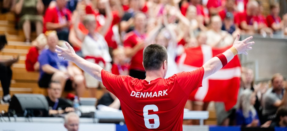 Det danske herrehåndboldhold vandt guld ved Special Olympics World Games i Berlin. Her fejrer Stefan Nielsen fra Nørresundby en af de danske sejre med de mange medrejsende danskere.