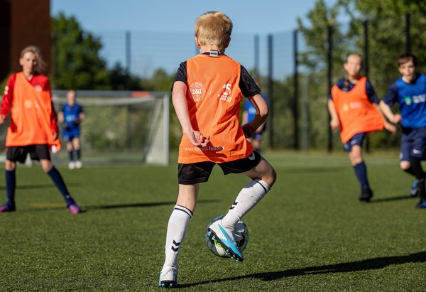 Mindst 500 børn og unge skal blive ’En del af holdet’ over de kommende tre år, hvor der skal startes fodboldtilbud som Special Kids i Snekkersten IF i 35 af landets kommuner.