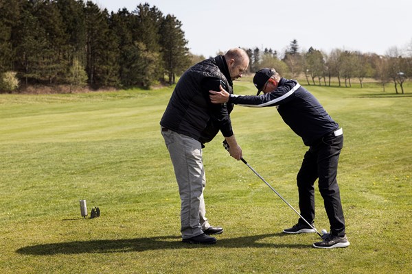 Flemming Enemark spiller sin første turnering som blind. Derfor følger hans gamle golfkammerat Finn Petersen ham rundt på banen og hjælper ham med at retningsbestemme og placere bolden.