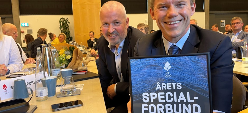Formand John Petersson og direktør Ivan Løvstrup med det synlige bevis på anerkendelsen. Foto: Jacob Andersen/DIF.