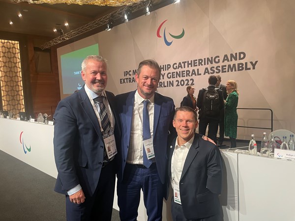 John Petersson (th.) med IPC's formand Andrew Parsons (i midten) og Parasport Danmark-direktør Ivan Løvstrup, ved IPC's generalforsamling i 2022.