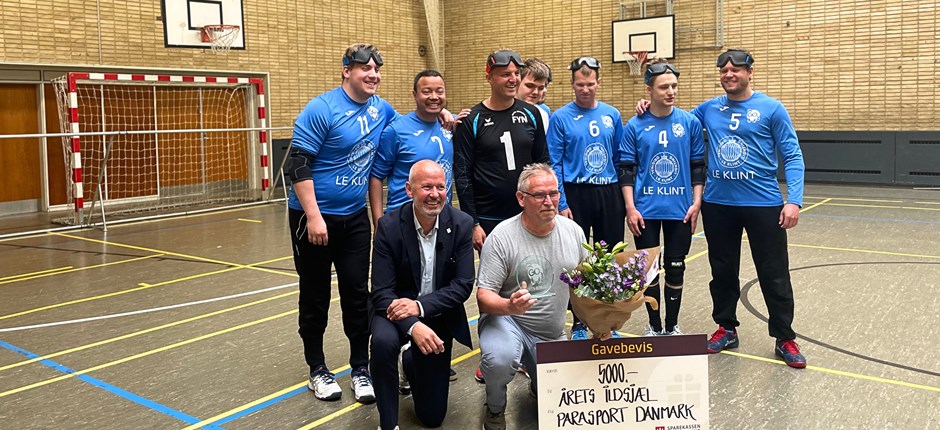 Ved tildelingen af Ildsjæleprisen 2023 blev Leif Torstensen fejret af spillere og trænere i Goalball Klub Odense samt Parasport Danmarks direktør Ivan Løvstrup.