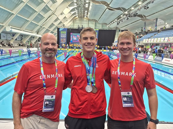 Alexander Hillhouse (i midten) med sit team: Til venstre landstræner Brian Marshall, til højre hans støtteperson og assistenttræner, Frederik Galving.