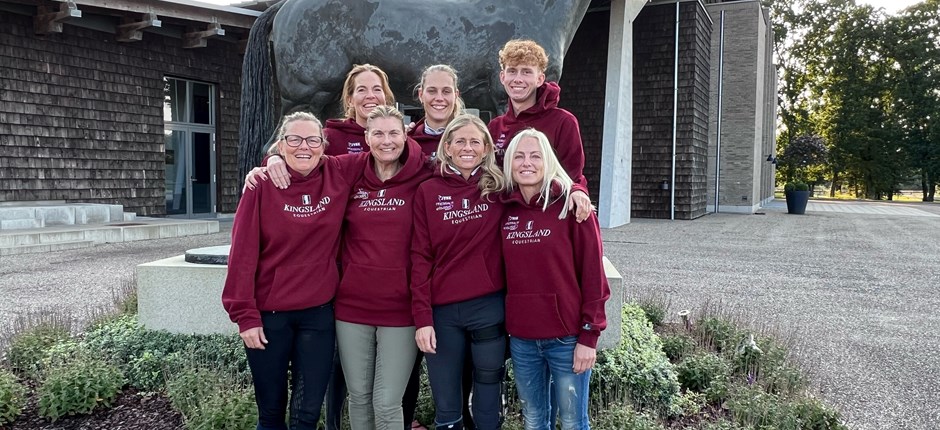 Den danske EM-trup er samlet på Blue Hors inden afrejsen til Tyskland. Bagerst fra venstre: Landstræner Astrid Gemal, Nicole Johnsen og Tobias Thorning Jørgensen. Forrest fra venstre: Pia Wulff Jelstrup, Renee Igelski, Line Thorning Jørgensen og team manager Anette Bruun Jensen. 