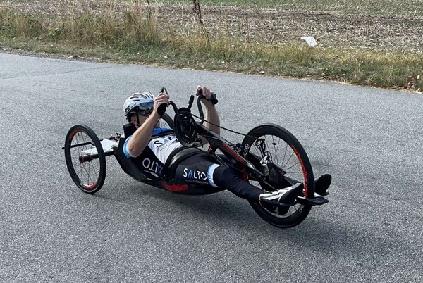 Håndcykling. Rytteren ligger ned - eller sidder evt. på knæene - og bruger armene til at skabe fremdrift.